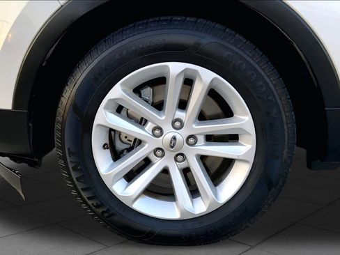 Used 2015 Ford Explorer XLT w/ Equipment Group 202B FWD image 11