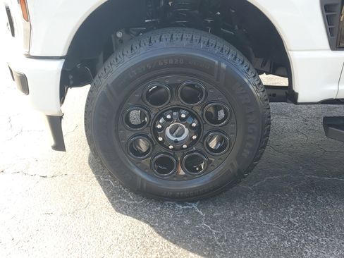 Used 2024 Ford F250 Lariat w/ Black Appearance Package image 5