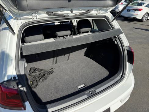 Used 2016 Volkswagen e-Golf SE w/ DC Fast Charging Package image 18