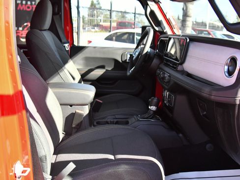 Used 2025 Jeep Wrangler Sahara image 47