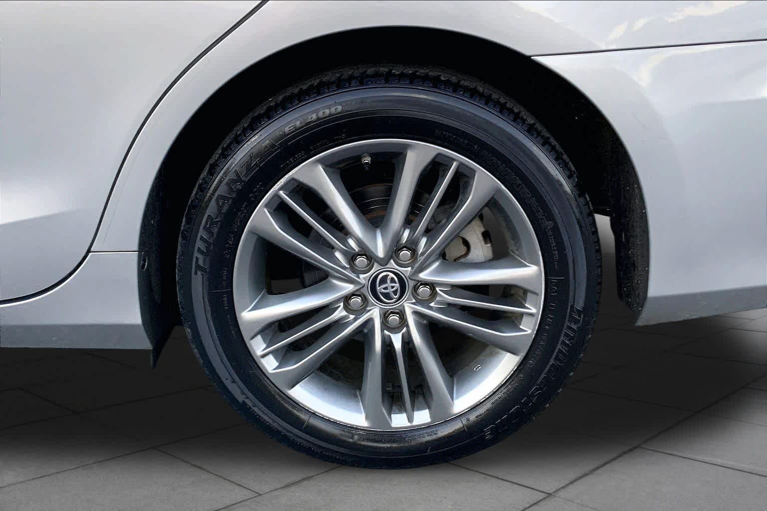 Used 2017 Toyota Camry SE w/ Moonroof Package FWD image 10