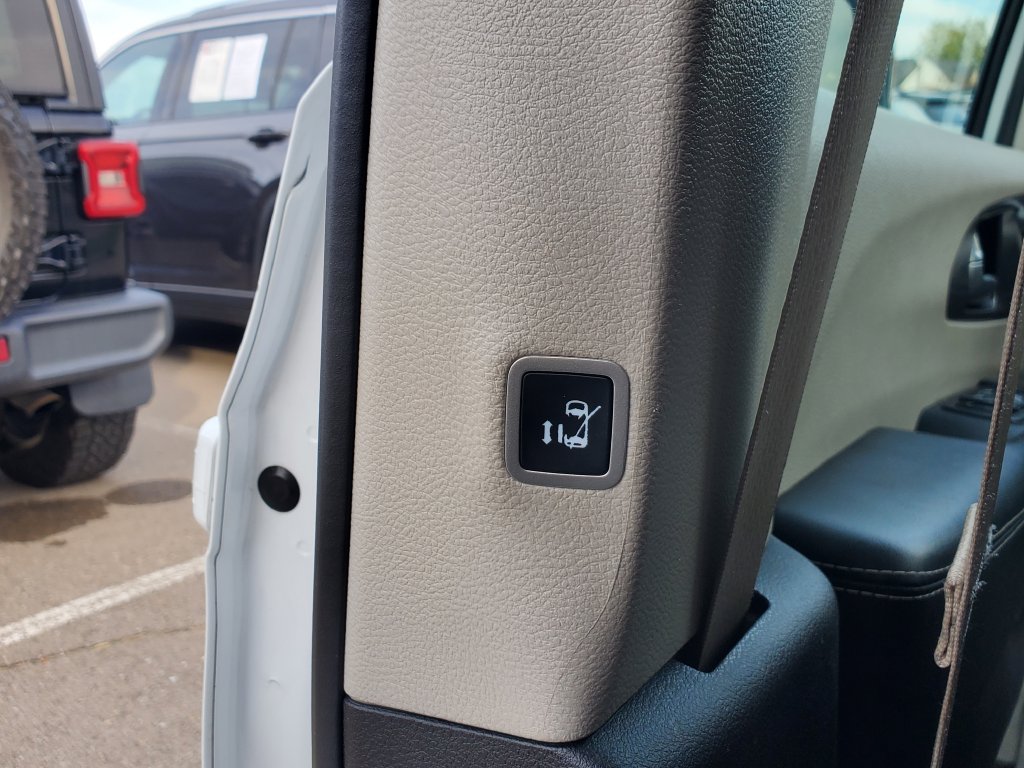 Used 2024 Chrysler Pacifica Touring-L FWD image 14