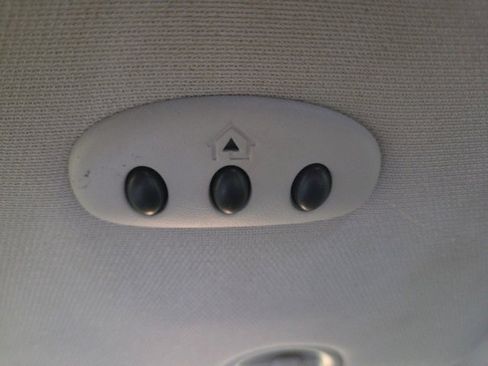 Used 2015 Chrysler Town & Country Touring image 50