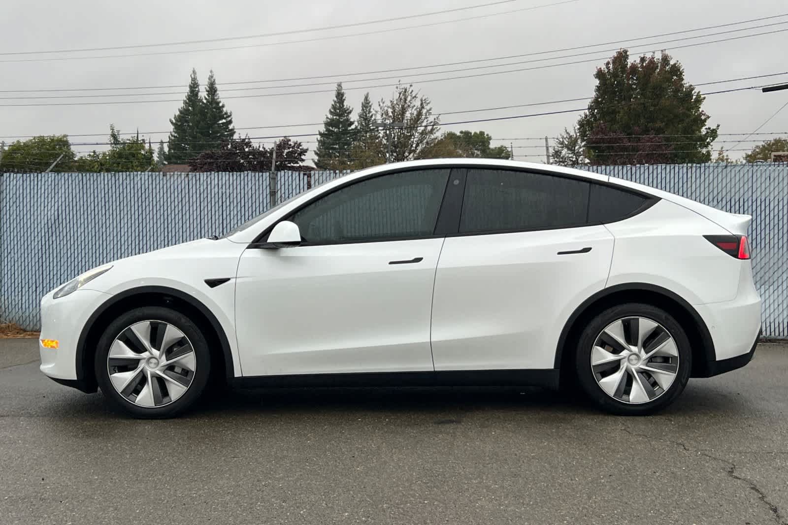 Used 2022 Tesla Model Y Long Range AWD/4WD image 2