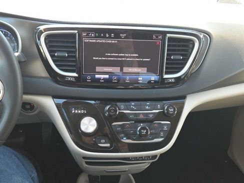 Used 2023 Chrysler Pacifica Touring-L image 32