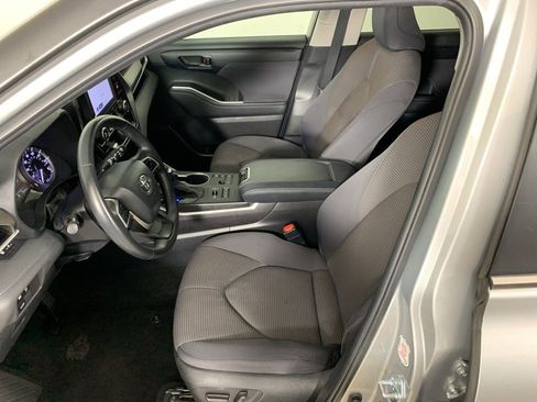 Used 2024 Toyota Highlander LE AWD/4WD image 32