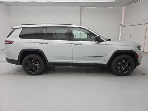 Used 2023 Jeep Grand Cherokee L Laredo AWD/4WD image 13