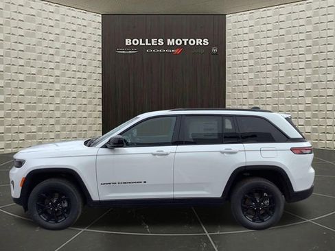 New 2025 Jeep Grand Cherokee Laredo image 4