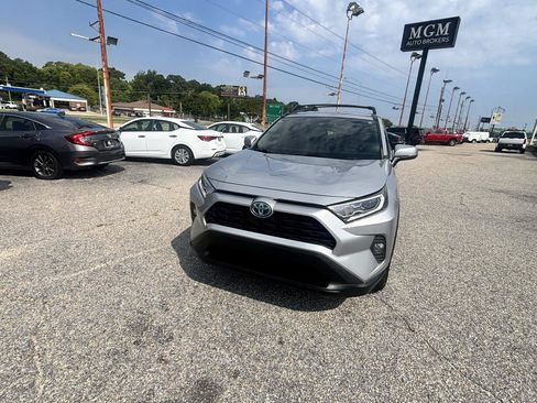 Used 2020 Toyota RAV4 XLE AWD/4WD image 6