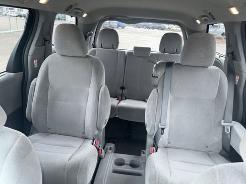 Used 2015 Toyota Sienna LE image 7