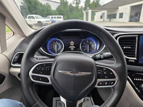 Used 2024 Chrysler Pacifica Touring-L FWD image 16