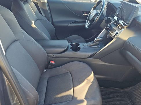 Used 2024 Toyota Venza LE AWD/4WD image 9