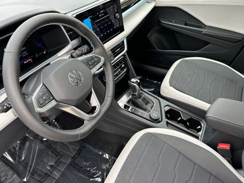 New 2026 Volkswagen Taos SE image 9