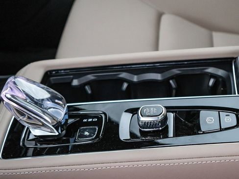 Used 2025 Volvo XC90 B6 Core w/ Climate Package image 29