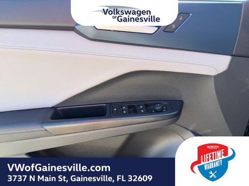 Certified 2024 Volkswagen Taos SE image 16