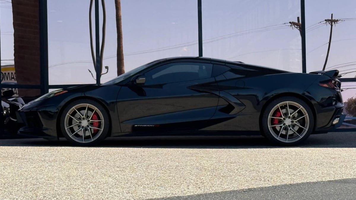 Used 2023 Chevrolet Corvette Stingray Preferred Cpe w/ Z51 Performance Package RWD image 3