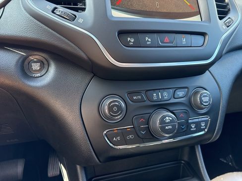 New 2023 Jeep Cherokee Altitude Lux image 16