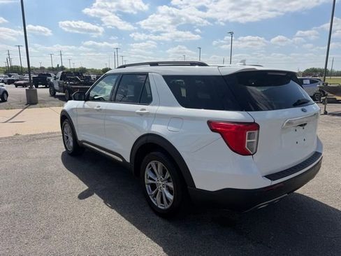 Used 2022 Ford Explorer XLT w/ Equipment Group 202A image 5