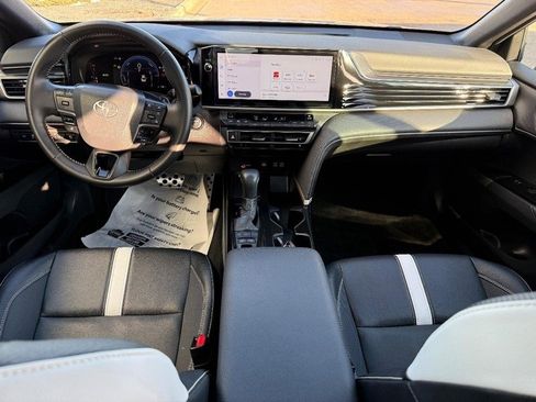 Used 2025 Toyota Camry SE image 13