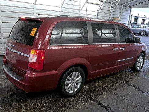 Used 2016 Chrysler Town & Country Limited Platinum FWD image 3