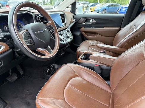 Used 2017 Chrysler Pacifica Limited w/ UConnect Theater Package FWD image 17