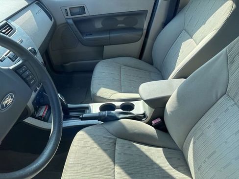 Used 2010 Ford Focus SE image 10