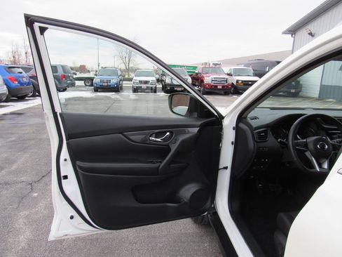 Used 2018 Nissan Rogue SV AWD/4WD image 10