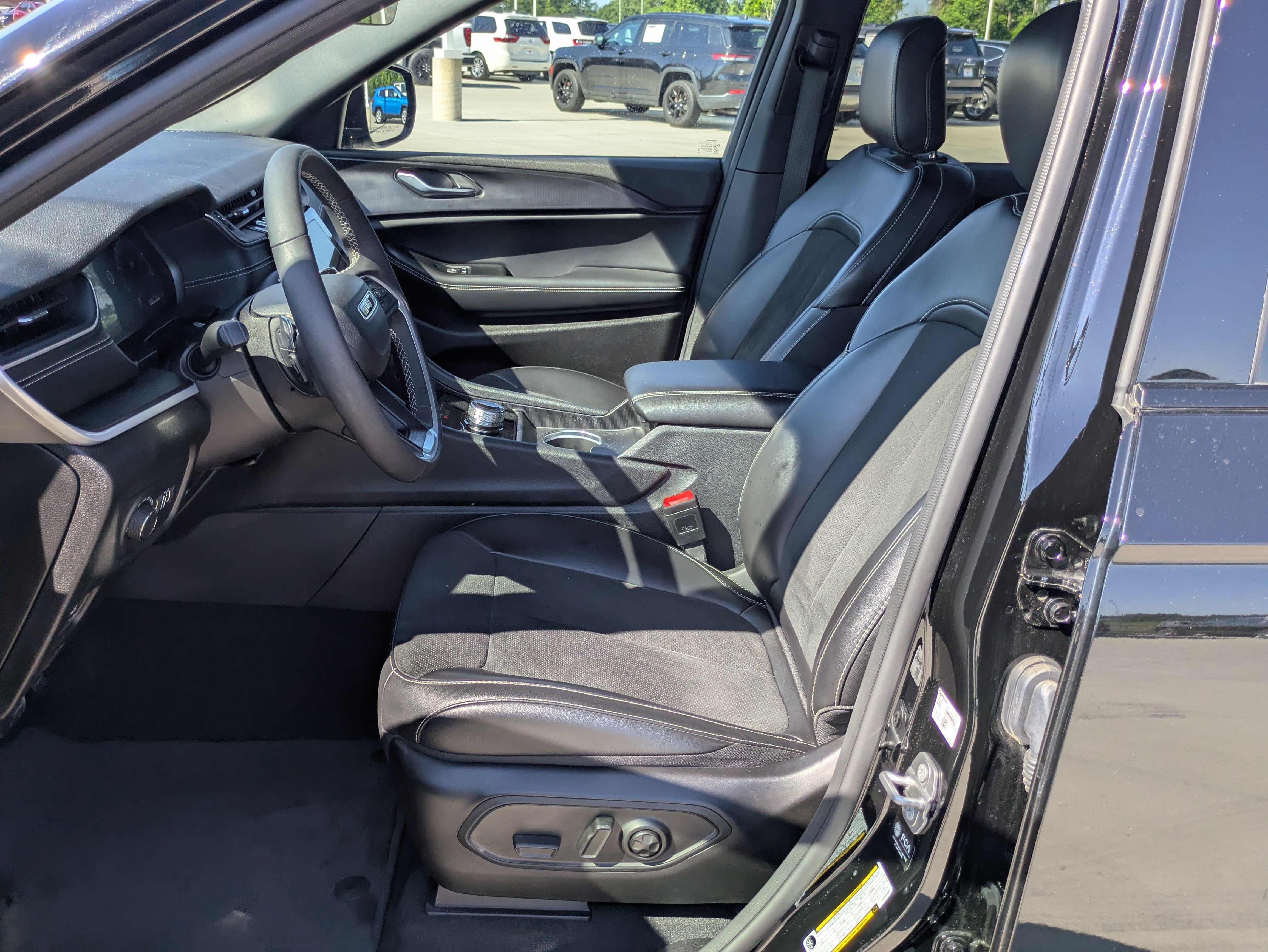 Used 2025 Jeep Grand Cherokee Altitude AWD/4WD image 10