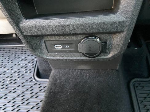 Used 2021 Volkswagen Tiguan SE image 48