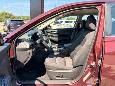 Used 2025 Nissan Altima 2.5 SV FWD image 19