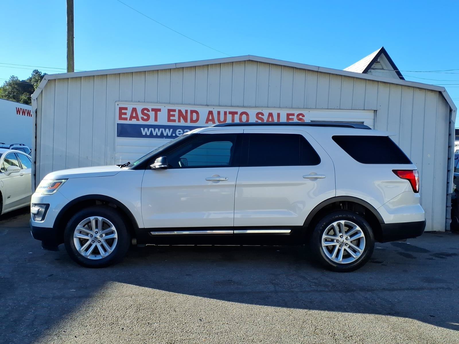 Used 2017 Ford Explorer XLT w/ Equipment Group 202A FWD image 2