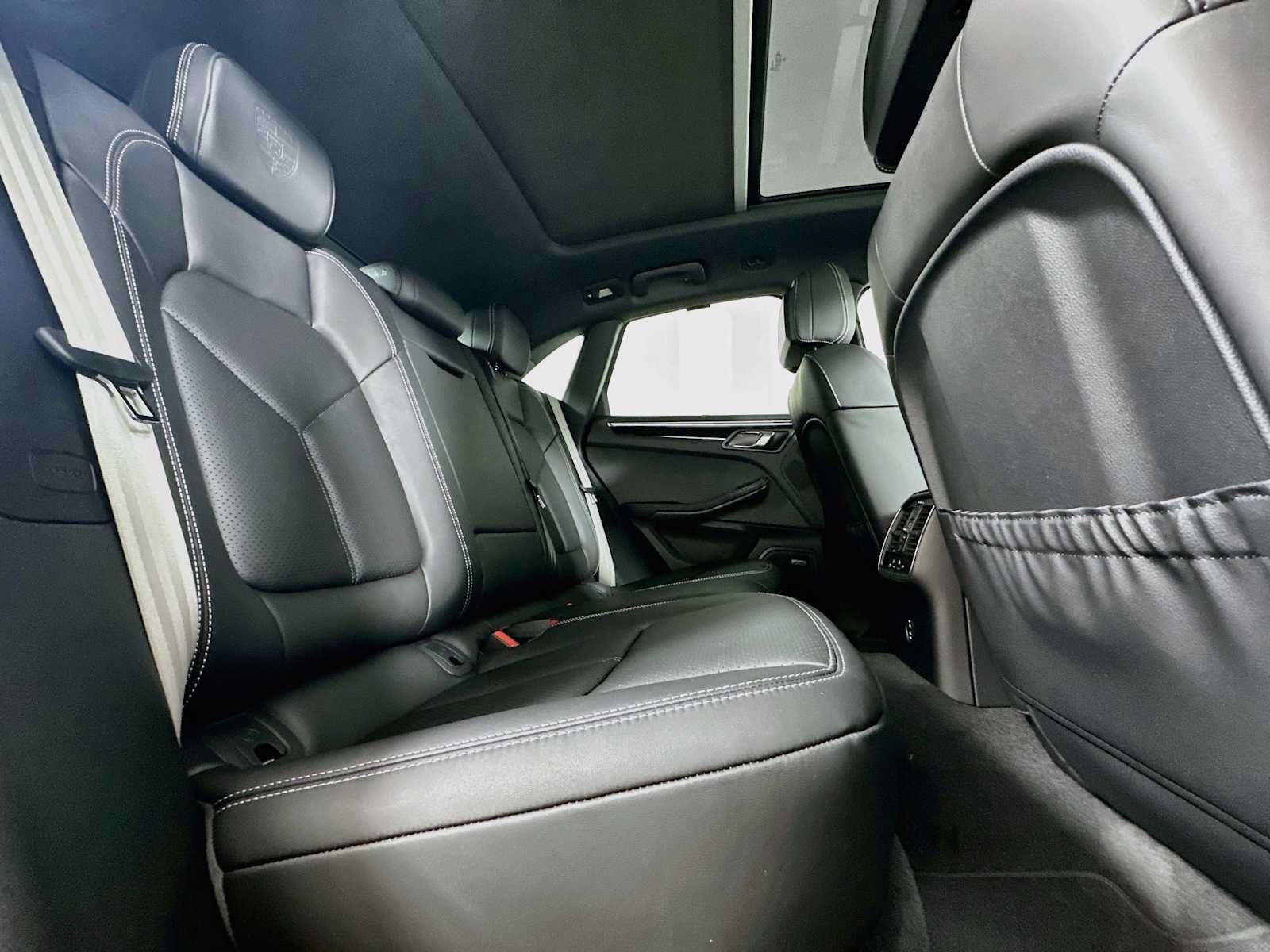 Certified 2025 Porsche Macan AWD/4WD image 28