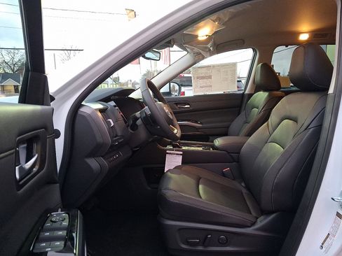 New 2025 Nissan Pathfinder SL image 9