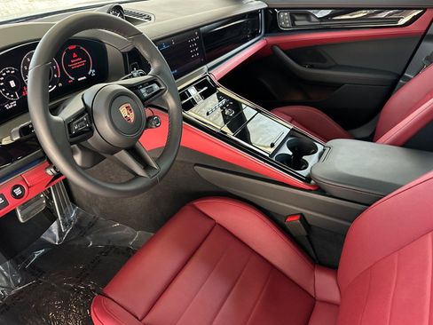 Used 2026 Porsche Panamera image 4