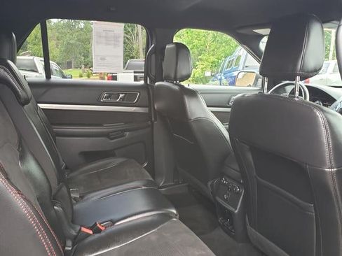 Used 2018 Ford Explorer XLT w/ Equipment Group 202A AWD/4WD image 17