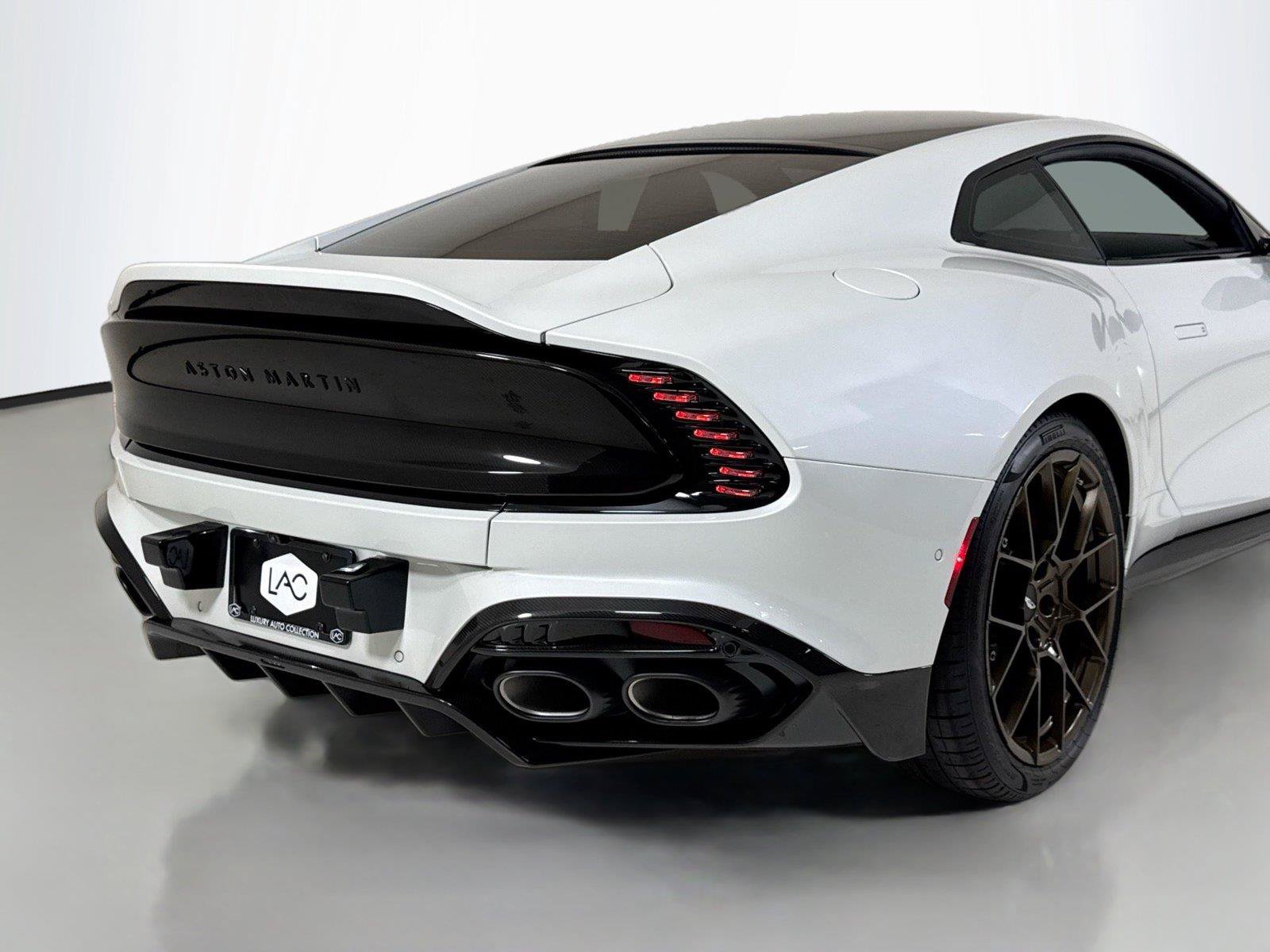 Used 2025 Aston Martin Vanquish RWD image 32