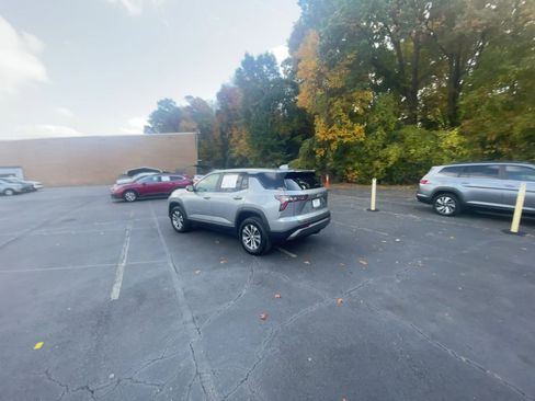 Used 2025 Chevrolet Equinox LT image 16