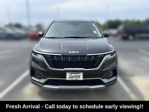 Used 2024 Kia Carnival LX FWD image 2
