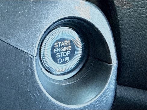 Used 2023 Jeep Renegade Latitude AWD/4WD image 9