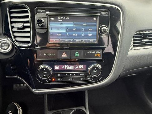 Used 2015 Mitsubishi Outlander SE image 39