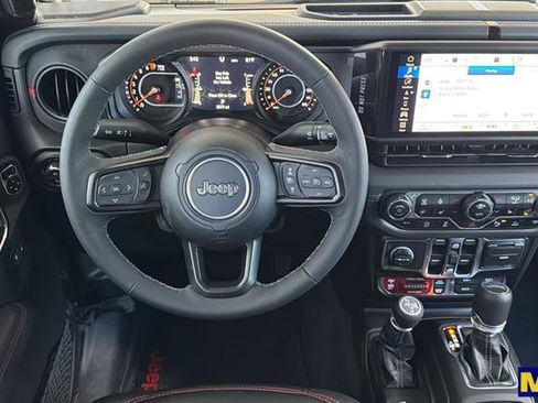 Used 2025 Jeep Gladiator Rubicon AWD/4WD image 17