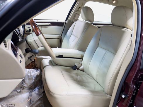 Used 2010 Lincoln Town Car Signature Limited RWD image 20