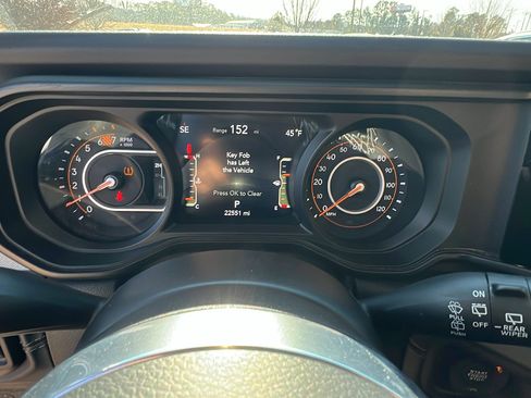 Used 2025 Jeep Wrangler Sahara image 28