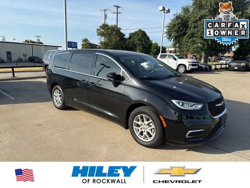 Used 2023 Chrysler Pacifica Touring-L FWD image 1