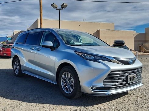 Used 2024 Toyota Sienna XLE image 3