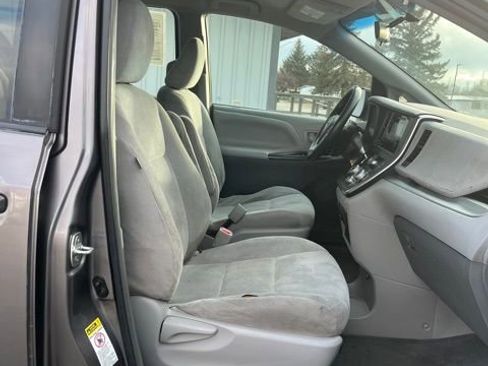 Used 2015 Toyota Sienna L image 39