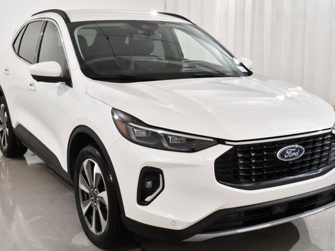 Used 2023 Ford Escape Platinum image 4