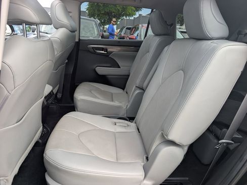 Used 2024 Toyota Highlander Platinum FWD image 26