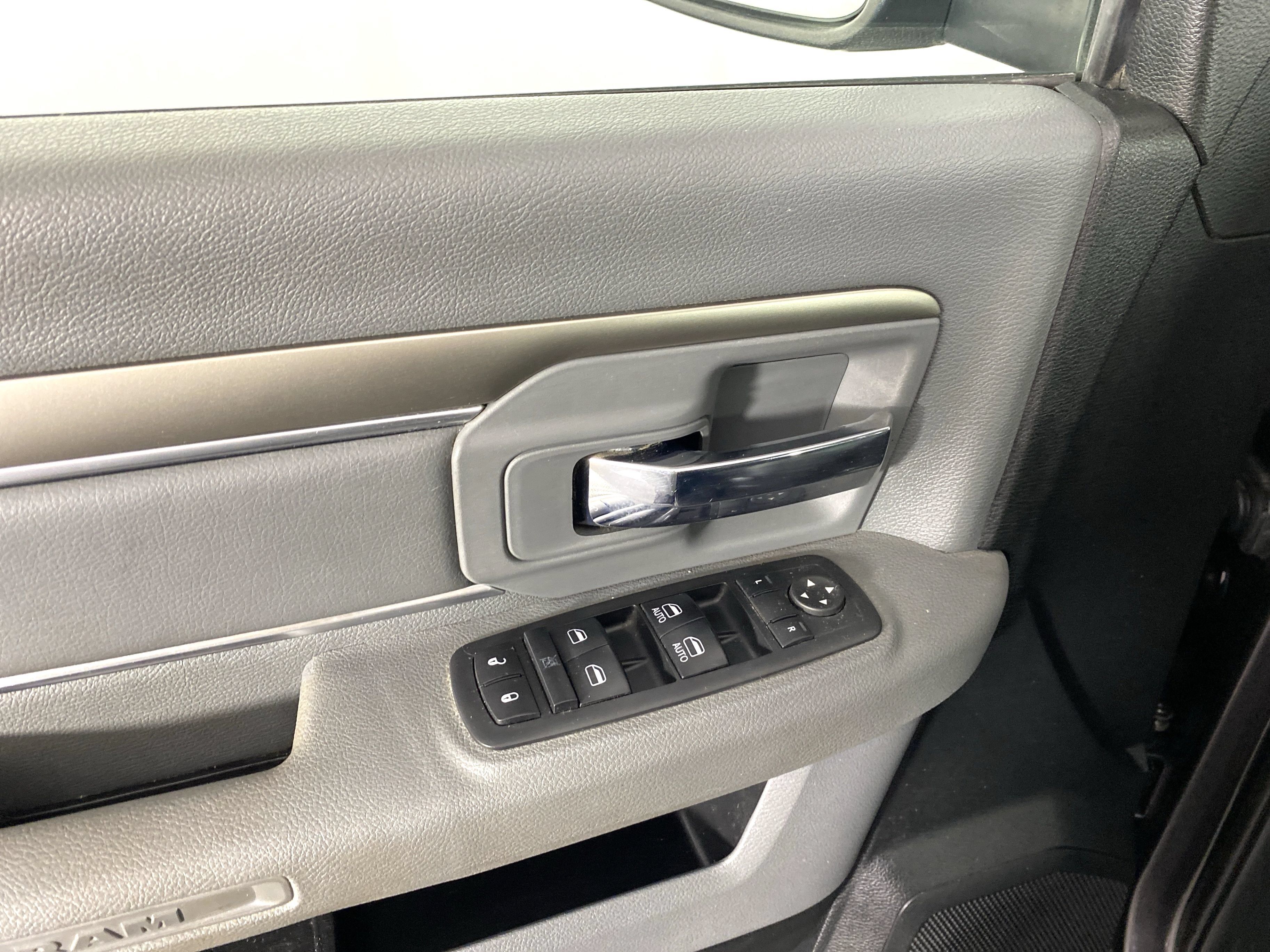 Used 2017 RAM 1500 Classic SLT RWD image 10