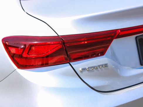 Used 2020 Kia Forte LXS FWD image 9